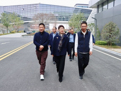 海宁市政协主席杨琳琳一行莅临w66集团科技参观互换